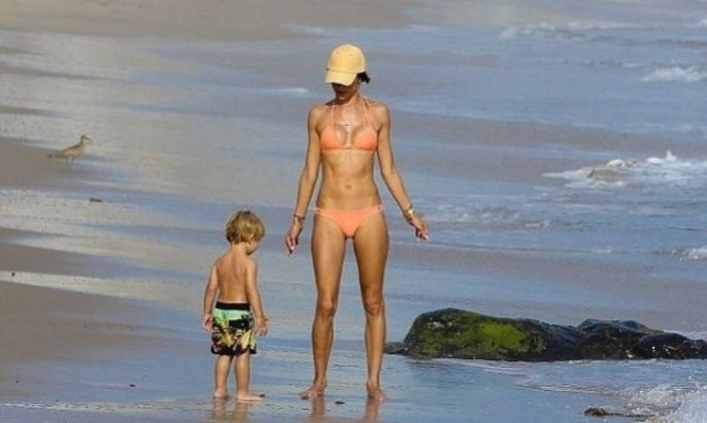 Ποια είναι αυτή η μαμά με το εκπληκτικό κορμί;