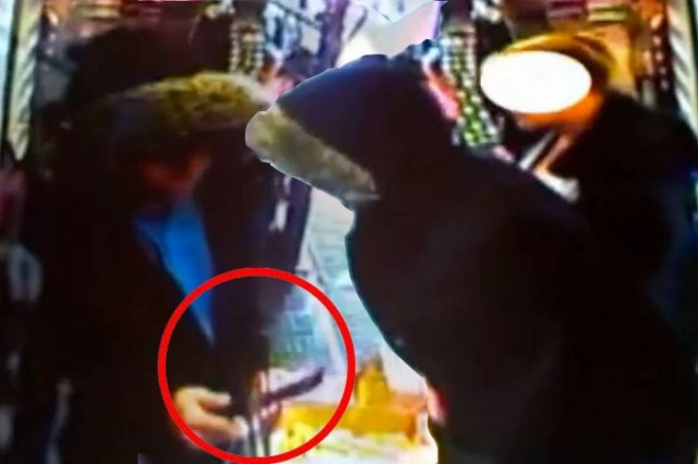 Βρετανία: Ηρωική πελάτισσα έδιωξε οπλισμένο ληστή! (video)