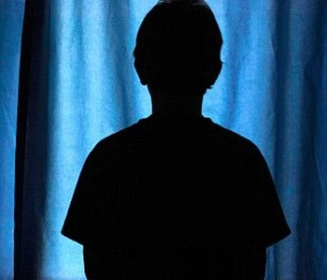 Έκανε σεξ με τον 12χρονο γιο της και ο φίλος της τους έβλεπε στην webcam