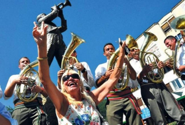 Σερβία: Ανοίγει η αυλαία του φημισμένου φεστιβάλ χάλκινων πνευστών στην πόλη Γκούτσα