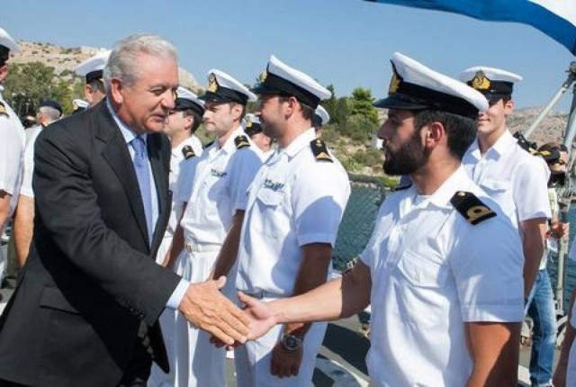 Συγχαρητήρια επίσκεψη Αβραμόπουλου στη φρεγάτα «Σαλαμίς»