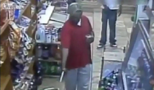 Σκληρές εικόνες: Πυροβόλησε τον φίλο του εν ψυχρώ μέσα σε σούπερ μάρκετ (vid)