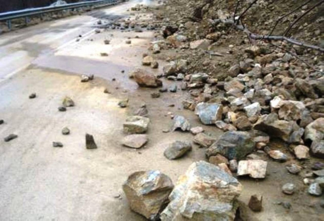 Αχαΐα: Κατολισθήσεις από τη βροχόπτωση - Αποκλείστηκαν αυτοκίνητα