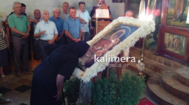 Αρκαδία: Ουρές για τη θαυματουργή εικόνα της Παναγίας (pics)