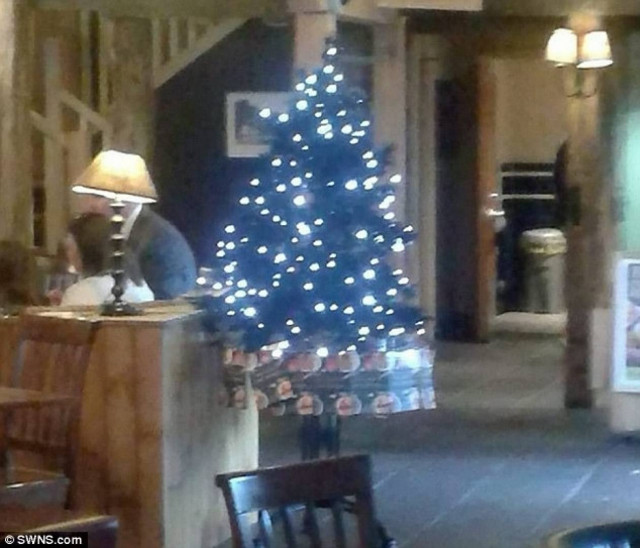 Παμπ στόλισε... χριστουγεννιάτικο δέντρο! (pic)