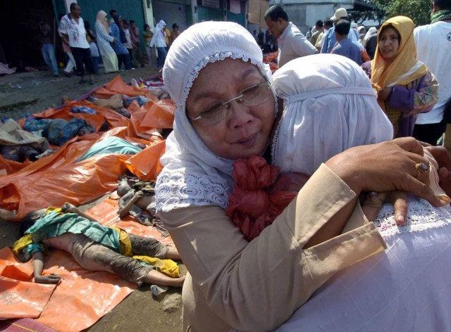 Βρήκε τους γονείς της 10 χρόνια μετά το τσουνάμι! (pics+video)