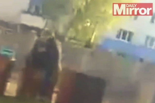 Φοιτητής παγιδεύει άστεγο την ώρα που ψάχνει φαγητό στα σκουπίδια! (βίντεο)