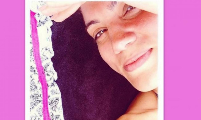 Η Μαίρη Συνατσάκη αμακιγιάριστη στην παραλία