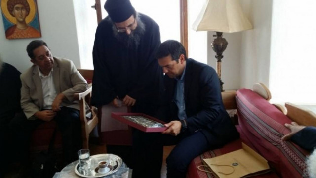 Το δώρο - έκπληξη μοναχού του Αγίου Όρους στον Τσίπρα