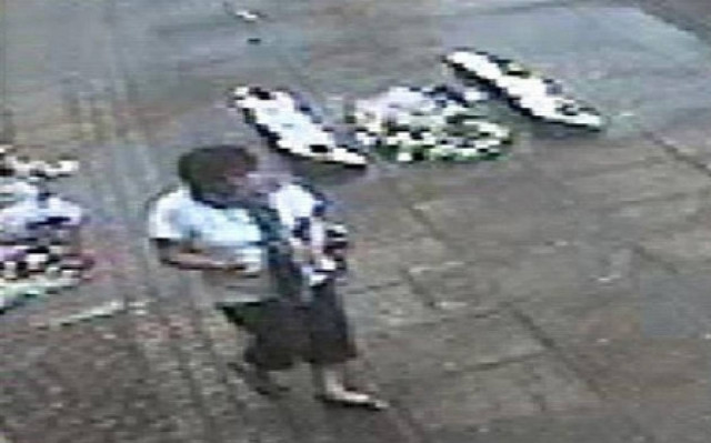 Έκλεψε τριαντάφυλλα από... τάφο! (βίντεο)