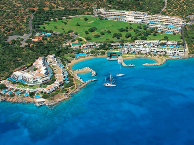 Ο ιδιοκτήτης του «Εlounda Peninsula» κόβει... βόλτες με σκύλο χωρίς λουρί και φίμωτρο