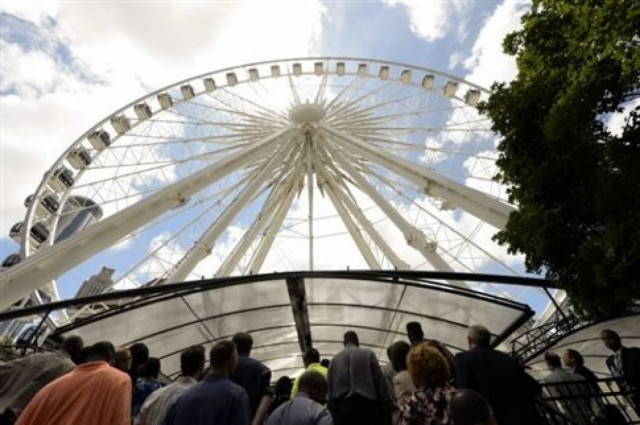 Οικογένεια ξέμεινε σε «ρόδα» λούνα παρκ