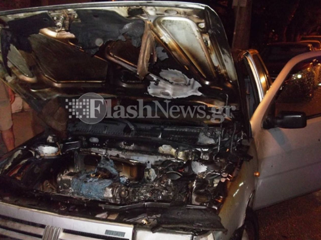 Χανιά: Πυρκαγιά ξέσπασε σε αυτοκίνητο με δύο επιβαίνοντες