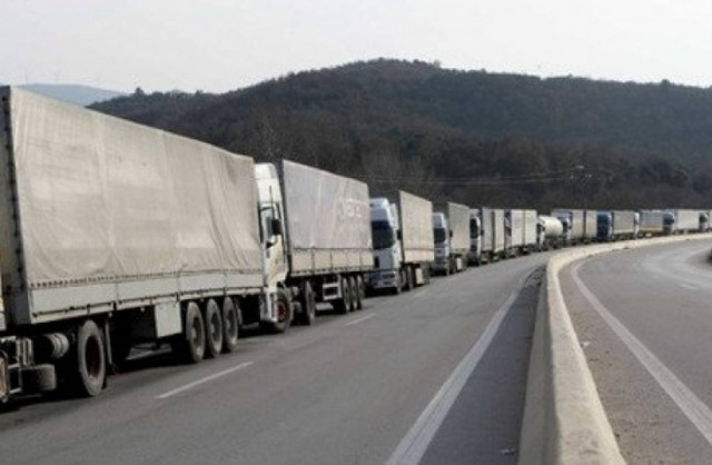 Ρωσία: Έτοιμες για αναστροφή 3.000 ελληνικές νταλίκες με φρούτα