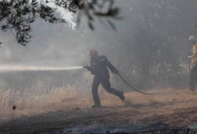 Αθίκια Κορινθίας: Σε ύφεση η πυρκαγιά