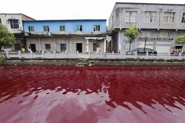 Κίνα: Ποτάμι άλλαξε χρώμα σε μια νύχτα! (video+photos)