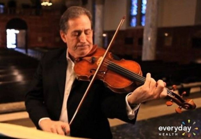 ΑΠΙΣΤΕΥΤΟ: Παίζει βιολί την ώρα που χειρουργείται στον εγκέφαλο (pic-vid)