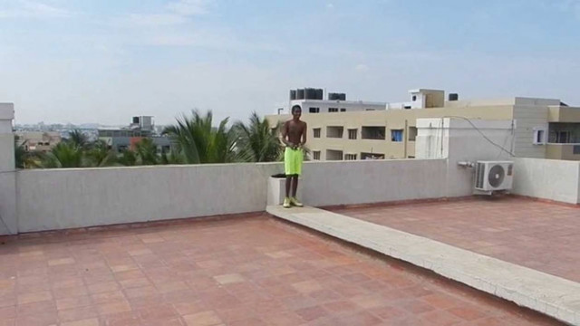 Βουτιά σε πισίνα από πενταώροφη ταράτσα  (Vid)