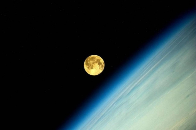 Δείτε την πανσέληνο από το διάστημα (pics)