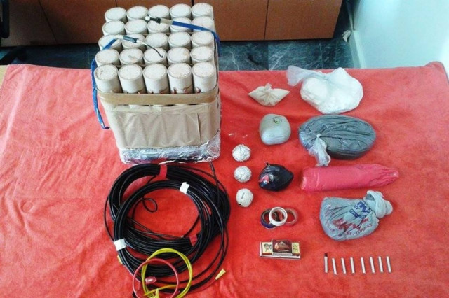 Μήλος: Συνελήφθη 36χρονος για ναρκωτικά,όπλα και εκρηκτικές ύλες (pics)