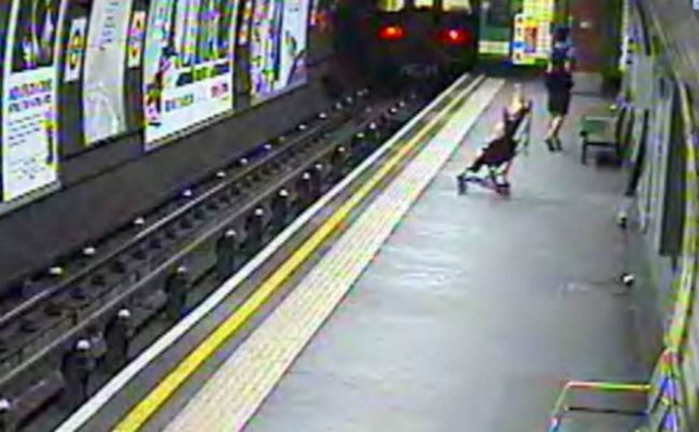 Απίστευτο περιστατικό στο Λονδίνο – Καροτσάκι έπεσε στις ράγες