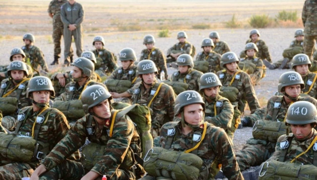 Ο Α/ΓΕΣ με σπουδαστές της ΣΣΕ και ΣΣΑΣ