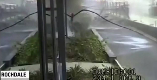 Σοκαριστικό: Αυτοκίνητο στο Μάντσεστερ παραλίγο να πατήσει δύο πεζούς (Video)