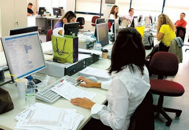 Δείτε πόσα κοστίζει η μισθοδοσία των δημοσίων υπαλλήλων