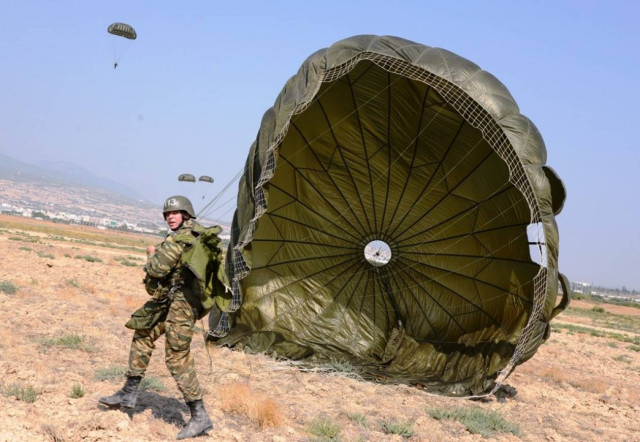 Έτοιμοι για όλα οι αλεξιπτωτιστές-Παρών και ο Α/ΓΕΣ (pics)