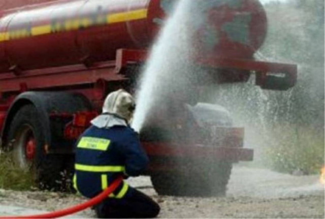 ΤΩΡΑ: Πυρκαγιά σε βυτιοφόρο-Κλειστή η ΕΟ Αθηνών-Λαμίας