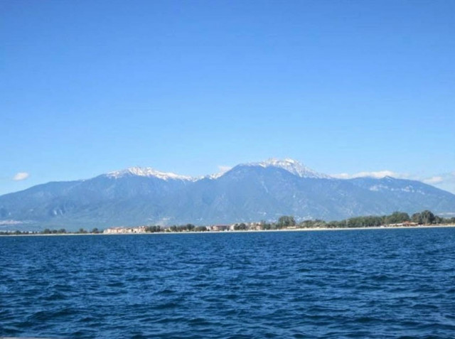 Πεντακάθαρη η θάλασσα στην Πιερία