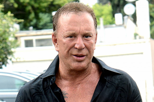 «Πάγωσαν» τον Mickey Rourke: Τον… έλουσαν με πάγο σε όλο το κορμί (vid)