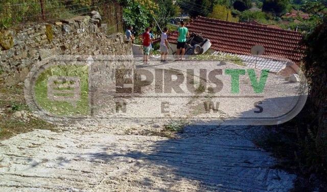 Παραλίγο τραγωδία στα Ιωάννινα: Αυτοκίνητο «προσγειώθηκε» σε αυλή σπιτιού!