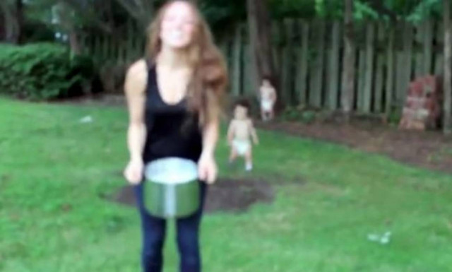 Η Καλομοίρα να ρίχνει κουβά με παγωμένο νερό στο κεφάλι της για φιλανθρωπικό σκοπό