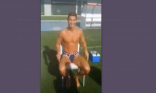 Κορίτσια, ο Ρονάλντο γίνεται μούσκεμα φορώντας ένα μικροσκοπικό μαγιό