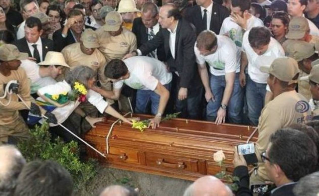 160.000 Βραζιλιάνοι συνόδευσαν στην τελευταία του κατοικία τον Εντουάρντο Κάμπος