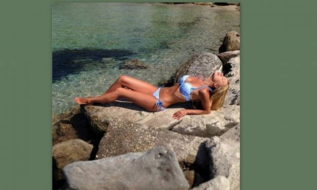 Γυναίκα στα βράχια! Έχει κορμάρα και το δείχνει!