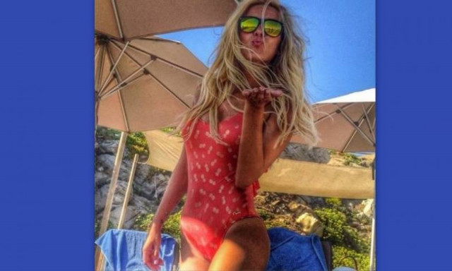 Κατερίνα Καινούργιου: Με κατακόκκινο μαγιό στέλνει φιλιά