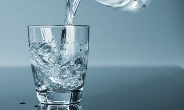 Πώς θα φύγουν οι λεκέδες από άλατα στα ποτήρια μου;