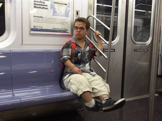 Άντρας με νανισμό αποκαλύπτει τη σοκαριστική καθημερινότητα που ζει (video)