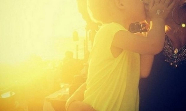 Πασίγνωστη τραγουδίστρια δίνει το πιο τρυφερό φιλί της στο αγοράκι της (pic)