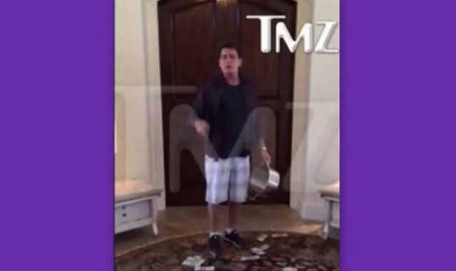 Και ο Τσάρλι Σιν μπουγελώθηκε με έναν κουβά με... δολάρια!