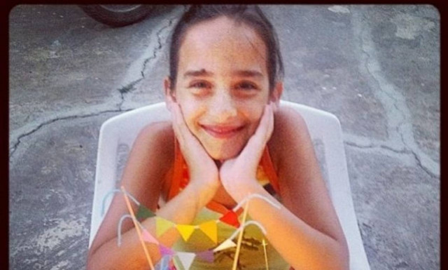 Ποιο είναι το κοριτσάκι που μας κοιτάει χαμογελαστό;