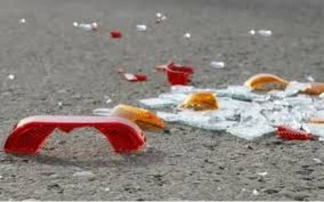 Πάτρα: Αγροτικό «καρφώθηκε» σε καφενείο (pic)