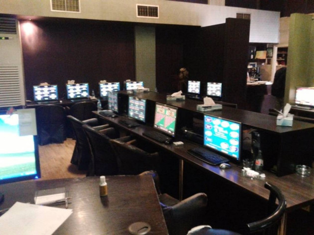 Αττική: 15 συλλήψεις σε παράνομο καζίνο