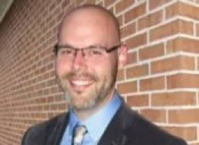 Σοκ: Δάσκαλος έδενε και βίαζε ανήλικες μαθήτριες