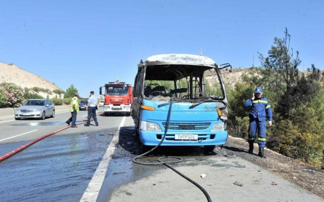 Στις φλόγες τυλίχθηκε μίνι μπας που βρισκόταν εν κινήσει