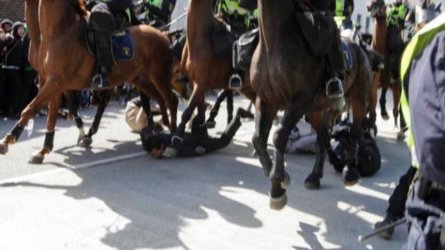 Σουηδία: Έφιπποι αστυνομικοί ποδοπάτησαν αντιδιαδηλωτές σε συγκέντρωση της ακροδεξιάς
