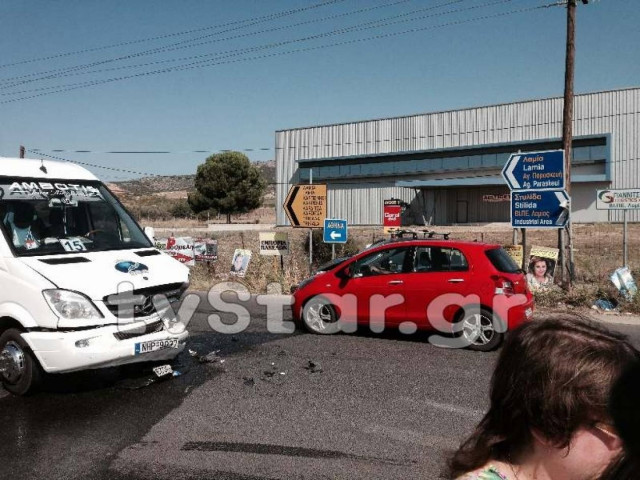 Λαμία: Σφοδρή σύγκρουση βαν με ΙΧ