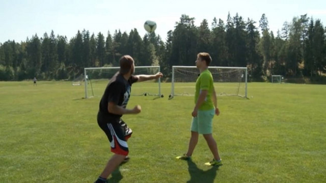 Πυγμάχος βαρέων βαρών δοκιμάζει γροθιά σε μπάλα ποδοσφαίρου… (Video)